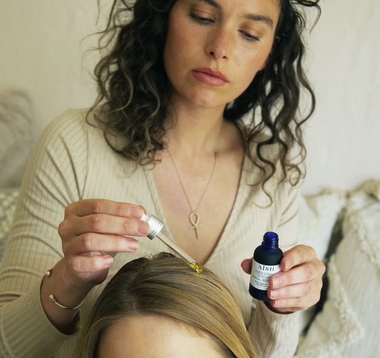 Soin capillaire complet sur mesure signé MAISON AISH (massage cuir chevelu, sérum, ouverture des glandes avec vapeur, points marma, traitement cuir chevelu)