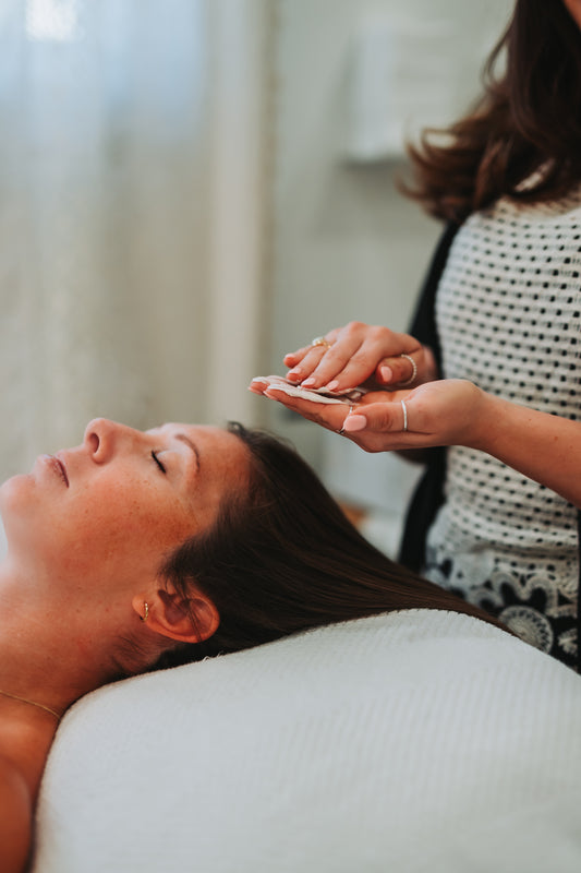 Traitement facial — DELUXE + Manucure + Pédicure SPA