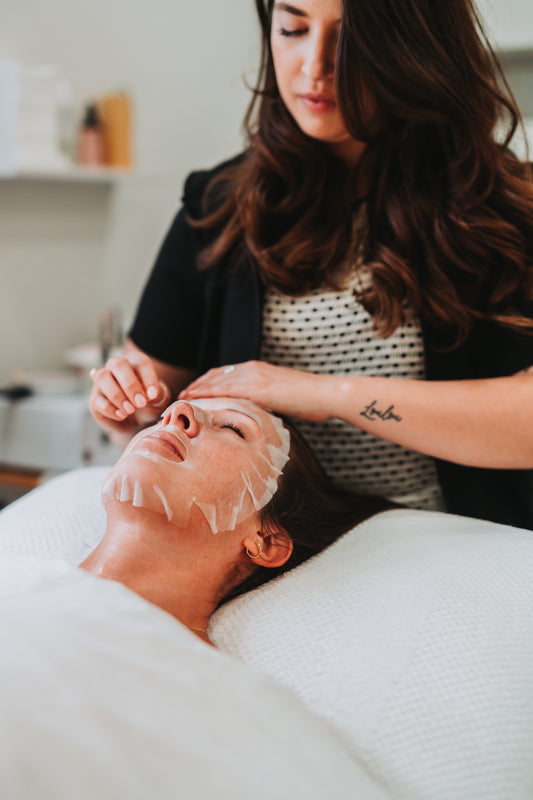 Traitement facial — Microdermabrasion aux diamants + MANUCURE
